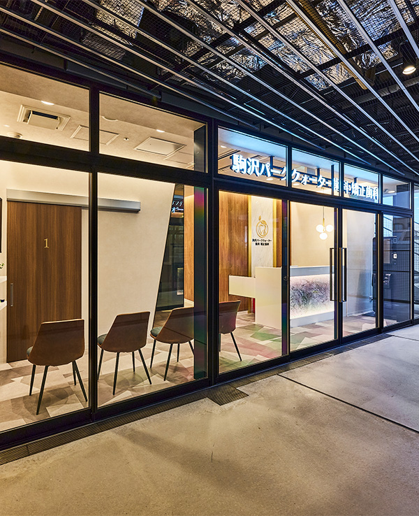 駅から徒歩0分、平日21時までと土日祝日も診療